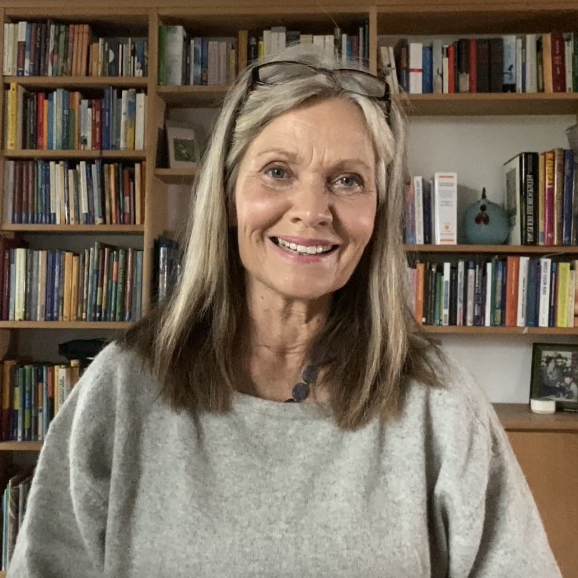 Dr. Silke Volkmann vor ihrem Bücherregal